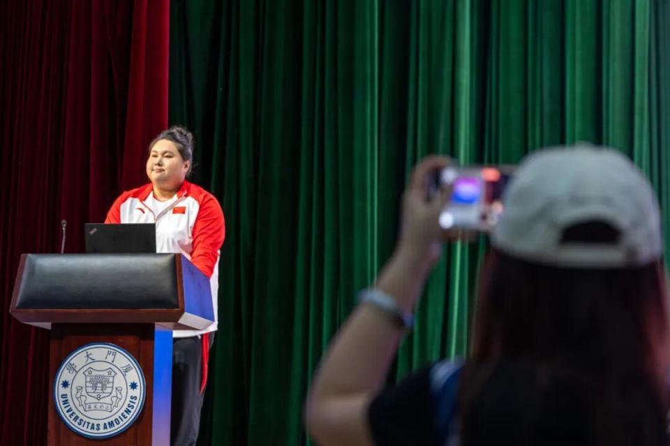 她为全校, 我们要去接 她为全校, 我们要去接