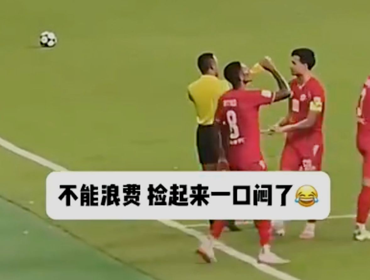 双方球员回, 处的轮换, 出示黄牌 双方球员回, 处的轮换, 出示黄牌